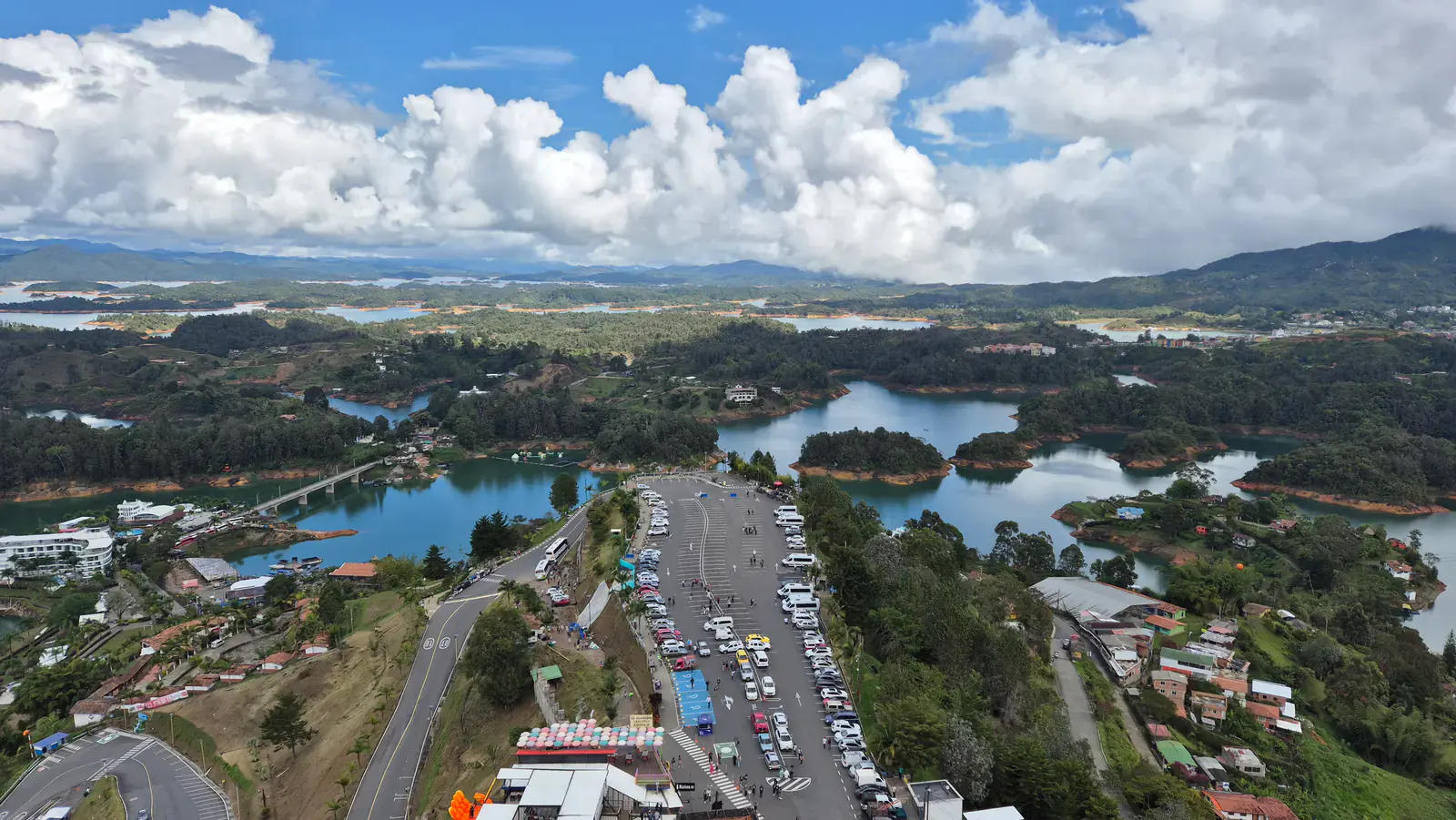 Vista panorámica del embalse y las montañas de Guatapé